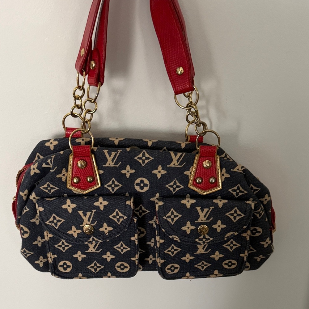 Elegant Designer Monogram Shoulder Bag in Black and Red